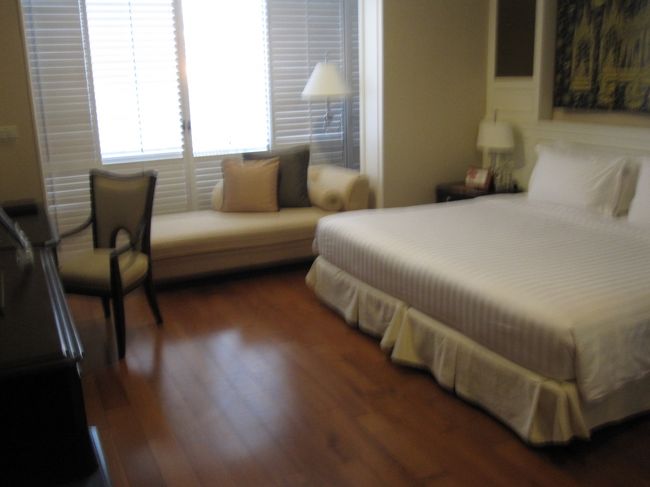 ＢＴＳラーチャダムリ駅(Ｓ１)で下車しホテルへ到着。<br />滞在先は「グランデ・センターポイント・ラーチャダムリ」です。<br /><br />広々とした客室。<br />キングサイズのベッドは寝心地抜群でした。