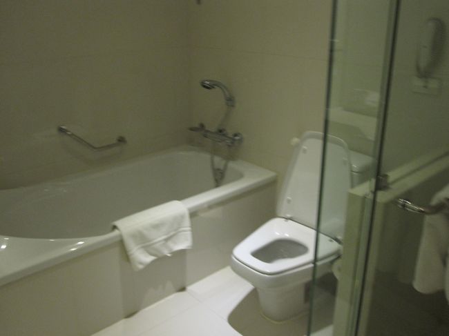 バスも広々、トイレも清潔感があります。<br /><br />右に見えるのはシャワールーム。<br />シャワールームがあるのは嬉しいです。