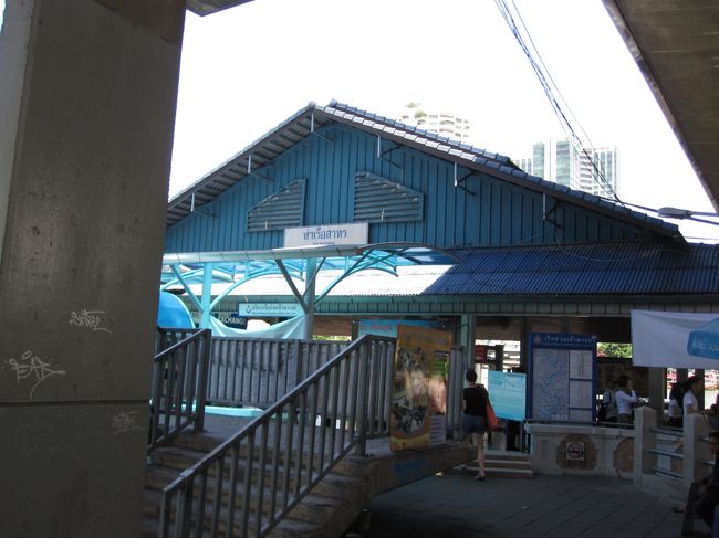 公共交通を利用して、定番の「ワット・プラケオ」「ワット・ポー」へ行ってみたいと思います。<br /><br />ＭＲＴでサパーンタークシン駅(Ｓ６)へ。<br />そこからチャオプラヤー・エクスプレス・ボートのサートーン駅(ＣＥＮ)へは徒歩すぐ。<br /><br />ガイドブックには船内で切符を買うと書いてありましたが、<br />サートーン駅の窓口で、簡単に切符を買うことができました。