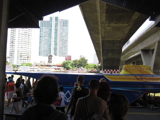 やってきた船に乗りましたが、乗り込むのは外国人ばかりです。<br />どうやら観光客用の船なのでしょうか？？<br /><br />「ワット・プラケオ」のあるター・チャーン駅(Ｎ９)まで、<br />片道40バーツ(約120円)でした。