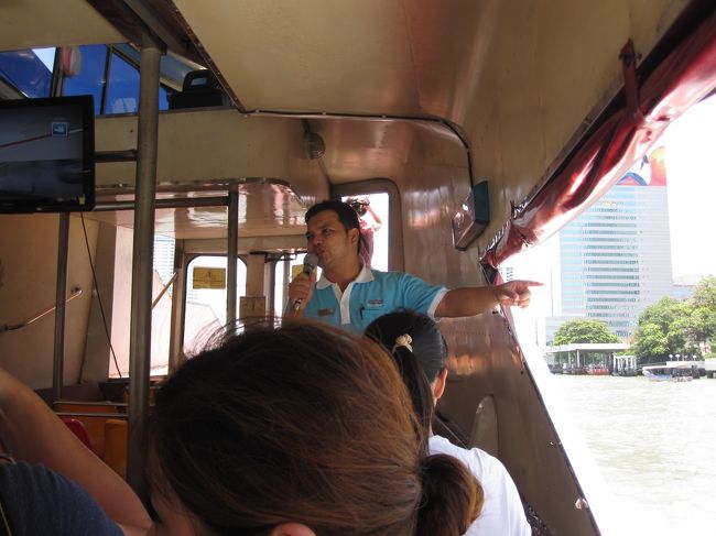 船内にガイドさんがいました！<br />おもむろに、英語で説明を始めます。<br />