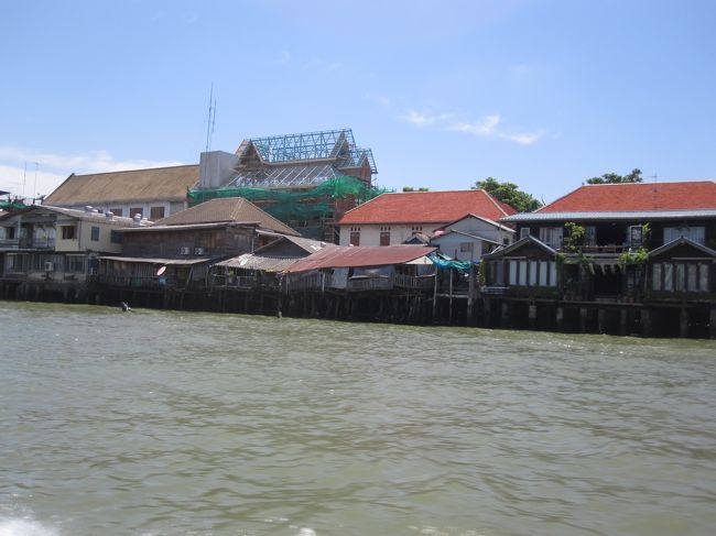 船からは、チャオプラヤー川沿いの生活が良く見えます。