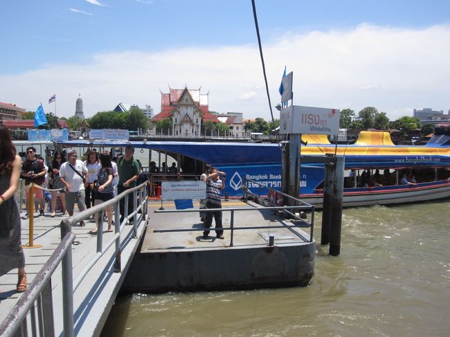 ター・チャーン駅(Ｎ９)に到着です。<br />「ワット・プラケオ」を徒歩で目指します。<br /><br />ちなみに、船着場の前は雑然とした屋台街です。<br />色々な匂いや熱気が充満し、東南アジアらしい雰囲気です。