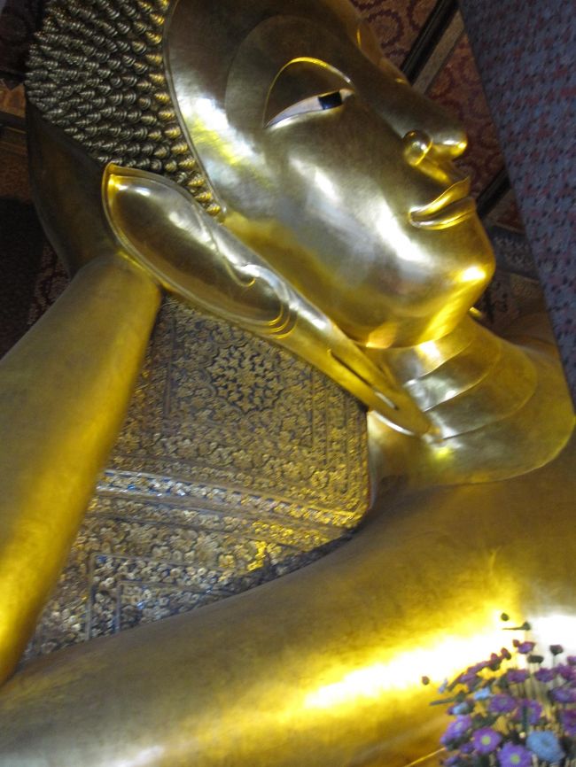 「ワット・プラケオ」を目指すも、<br />「ワット・ポー」に着いてしまいました(汗)。<br /><br />入場料100バーツ(約300円)です。