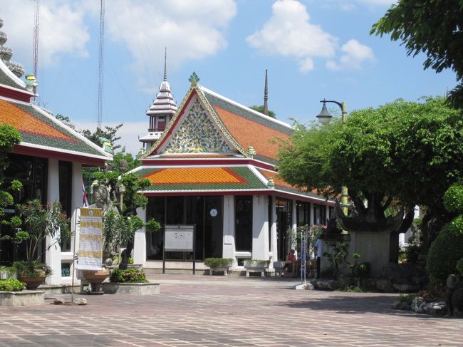 寺院の片隅にマッサージ専用の建物があります。<br />「ワット・ポー」はタイ式マッサージの本山とのこと。<br /><br />小さな建物ですが、中には20人ほどのマッサージ師がいて驚きでした。<br /><br />フットマッサージ30分を受けて、280バーツ(約840円)。