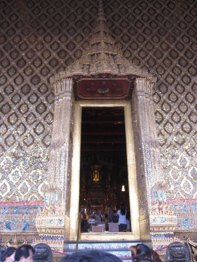 「ワット・ポー」から徒歩で「ワット・プラケオ」へ。<br /><br />有名なエメラルド仏ですが、元々はタイのものではなく、隣国ラオスへ侵攻した際の戦利品らしいです。<br /><br />外国人料金とはいえ、入場料500バーツ(約1,500円)は少し高いような。。。