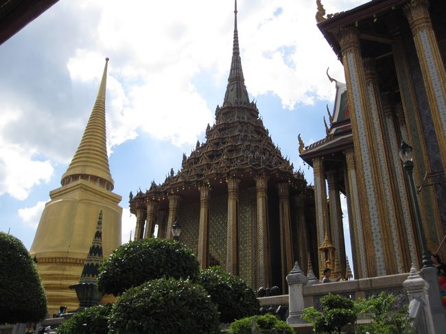 豪華な建築に目を奪われます。