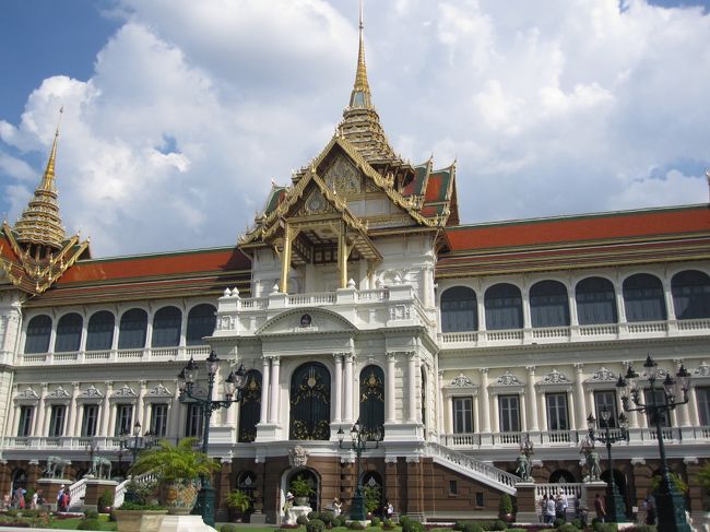 徒歩で「王宮」へ。<br />「ワット・プラケオ」から徒歩で行けます。<br />