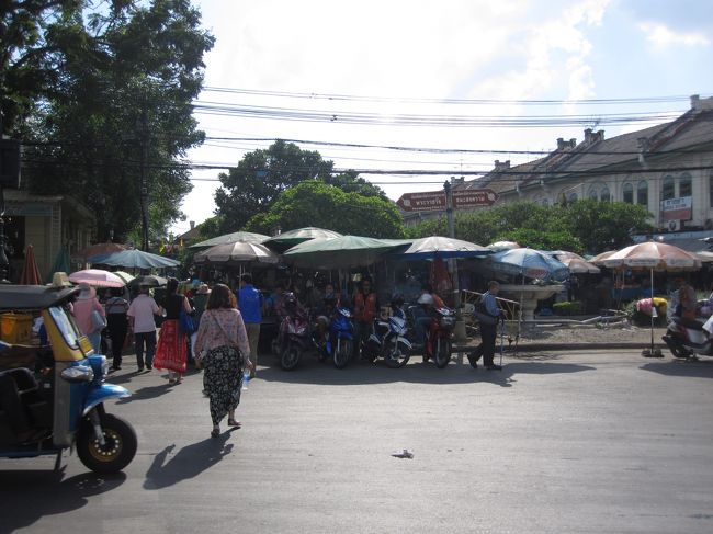 チャオプラヤー・エクスプレスのター・チャーン駅(Ｎ９)へ戻ってきました。<br /><br />船着場の前は、屋台・屋台・屋台でいっぱいです。<br /><br />帰りもサートーン(Ｓ６)まで、40バーツ(約120円)。<br />帰りは船内で切符を買いました。