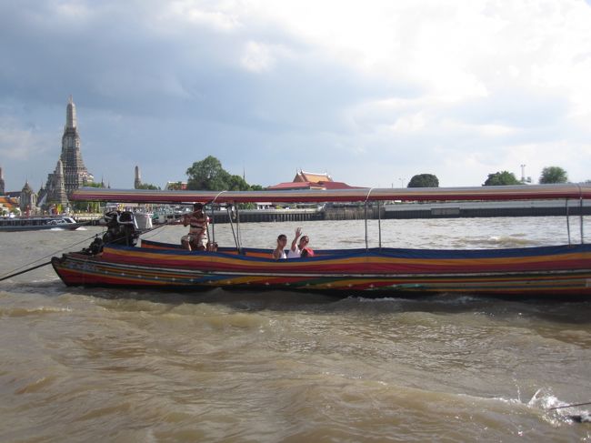 チャオプラヤー川は、色々な船が行き交います。<br />