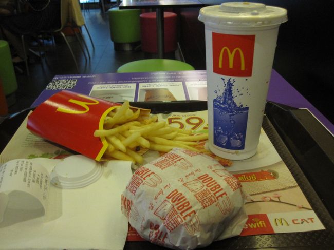 マクドナルドへ。<br />日本と変わらぬ、美味しさでした。<br /><br />ダブルチーズバーガーのセット、155バーツ(約465円)です。