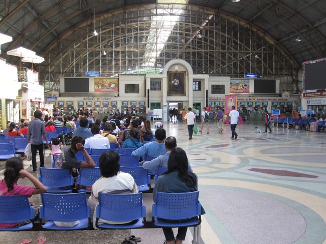 旅行3日目。<br />のんびりと、電車でアユタヤへ行ってみたいと思います。<br /><br />8時半頃にホテルを出て、ＢＴＳと地下鉄を乗り継ぎフアラムポーン駅へ。<br />駅の窓口で切符を買います。<br /><br />約80キロ先のアユタヤ駅まで、まさかの15バーツ(約45円)！！！