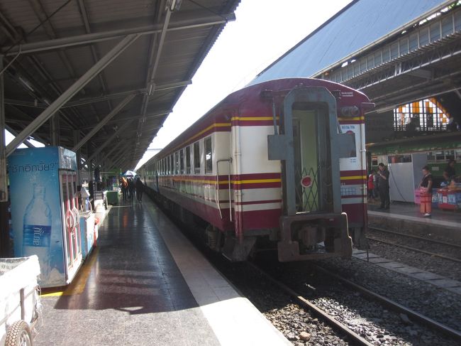 ホームにはレトロな列車が待っています。<br />クーラーはありませんので、すべての列車の窓は全開でした。<br /><br />列車内はタイ人が８割、外国人が２割といったところです。