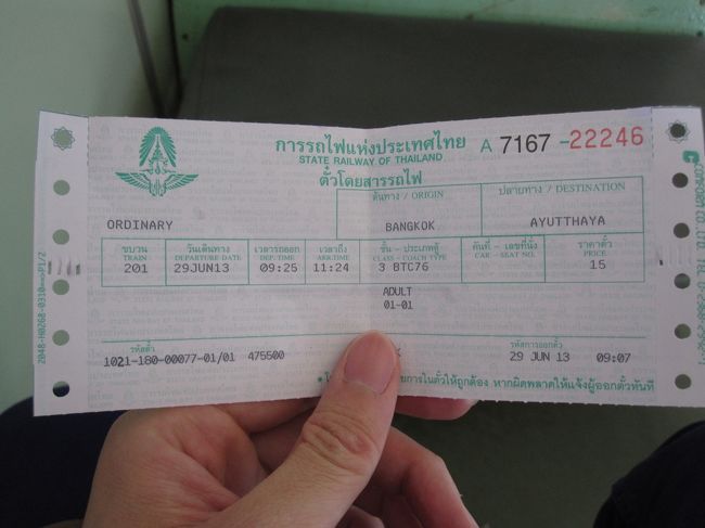切符にはバンコクの出発時間、アユタヤの到着時間が印刷されていますが、<br />さてさて、時間になっても出発しません。。。<br /><br />ようやく定刻より15分ほど遅れて出発。<br />列車内には、屋台から持ち出してきたような車内販売？がやってきます。<br />お弁当、フルーツ、お菓子、宝くじ？などなど。<br /><br />かき氷の車内販売には驚きました。<br />行ったり来たりしているうちに、<br />明らかに氷が溶けています。。。