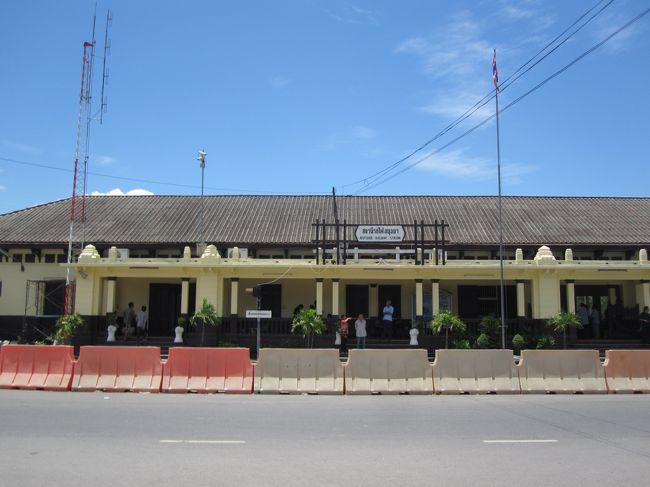 無事、アユタヤ駅に到着しました。<br /><br />アユタヤ駅前には小さな商店街があり、<br />レンタバイク、レンタサイクルのお店が数軒あります。<br />今回はレンタサイクルを借りることにしました。<br /><br />1日で50バーツ(約150円)、レンタルの際にパスポートコピーが必要でした。<br />パスポートコピーを持っていて良かったです。