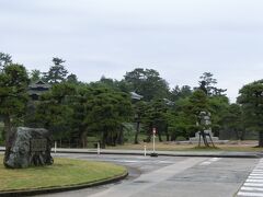 しばらく歩くと、県庁の敷地の向こうに、松江城の姿が見えてきました。