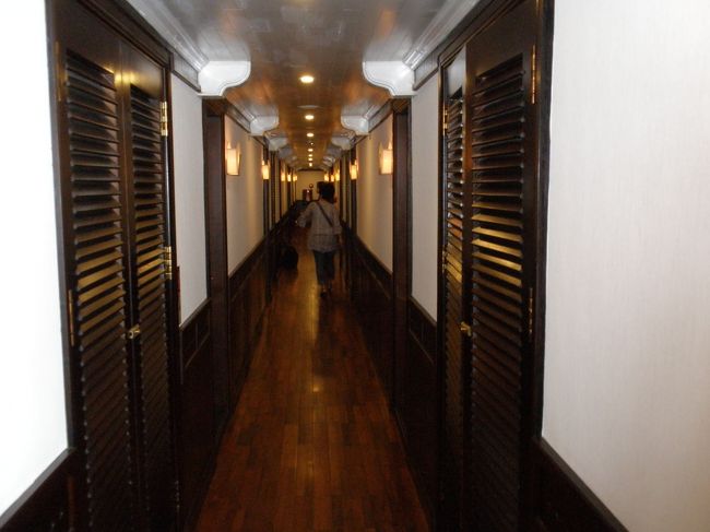 チックインが終わってお部屋に向かいます。<br />船内は全体的に木を多く使った温かみのある落ち着いた雰囲気。<br />