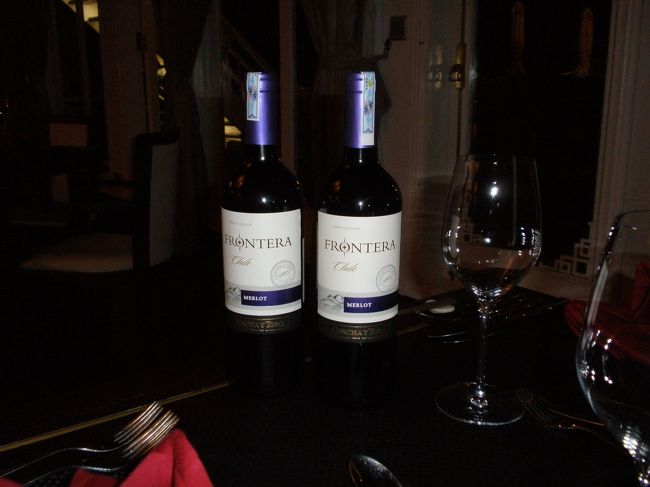 部屋にはフリーのウェルカムワインが2本も置いてありました。<br /><br />やった〜！<br />ラッキー！