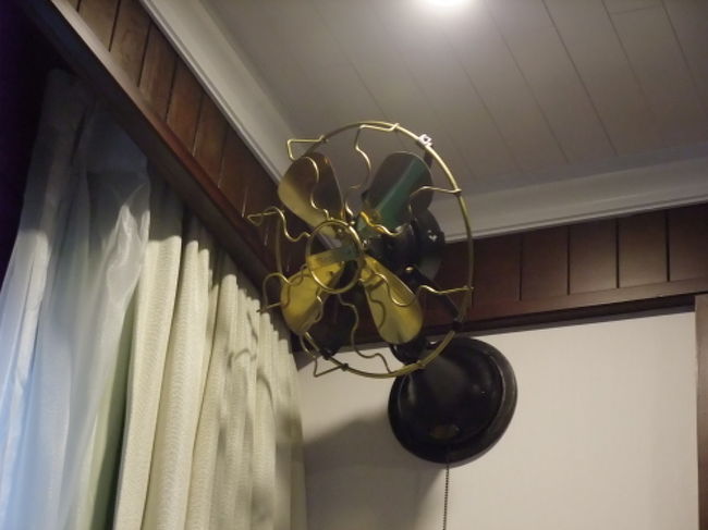 窓際のレトロな扇風機もおしゃれです。