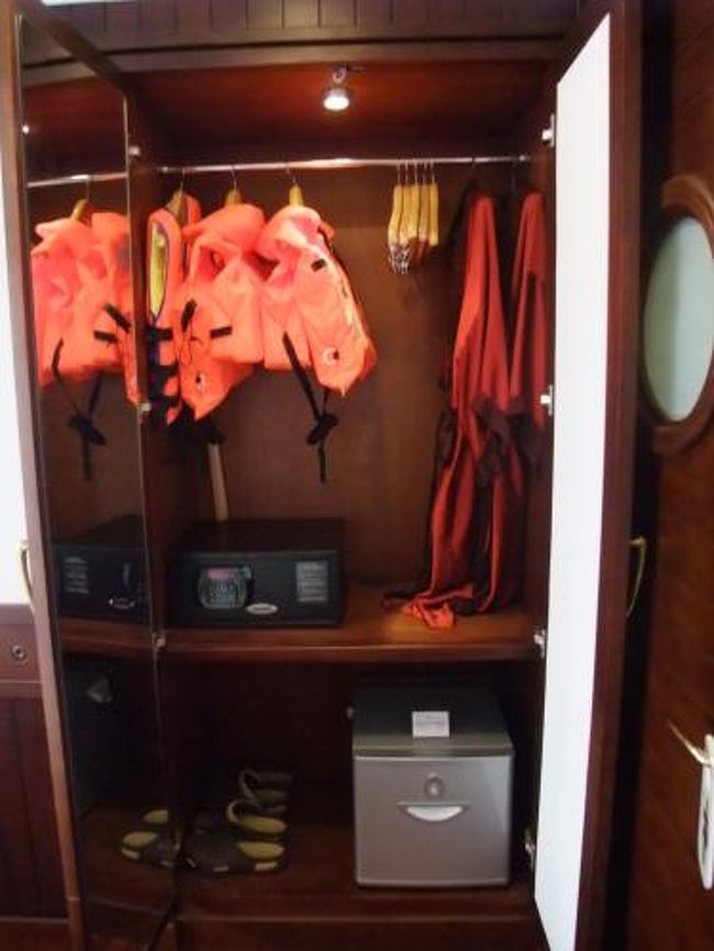 クローゼットにはクルーズで忘れてはいけない救命胴衣。<br /><br />右側にあるのが真赤なシルクのガウン<br /><br />船内の色々なところにポイント的に赤が使われています。<br />アウコー号のシンボルカラーかも...