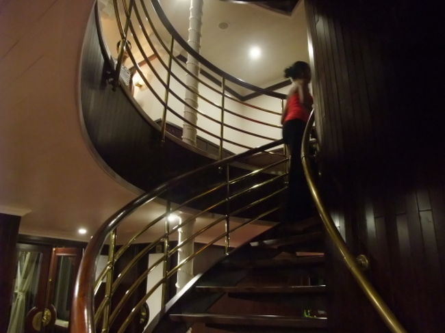 船の中央にあるおしゃれならせん階段。<br /><br />レストランやデッキに出られます。