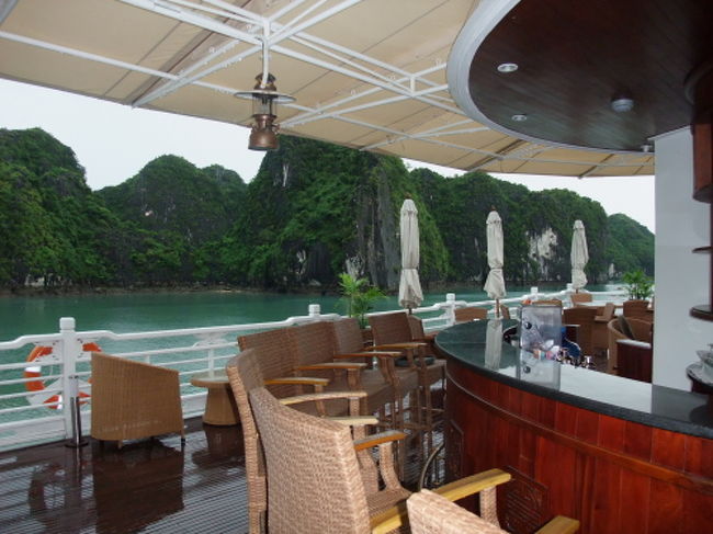 レストラン隣のバー<br /><br />景色を眺めながらカクテルなどを楽しむ事ができます。