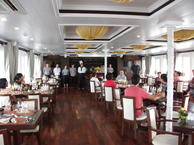 レストランにて、これからの予定やクルーをマネージャーのマイケルが乗客に紹介します。<br />アウコー号では全て英語での説明ですが、マイケルの英語がものすごいフランス語なまり！<br />話の半分しか理解できません。<br />ハノイ人親子をはじめ、オーストラリア、シンガポール、アメリカ、スペインなどなど世界中からの乗客です。<br />観光地には珍しく日本人は私たちのみ。<br /><br />船はバイトゥロン湾のブンビェン（Vung Vieng）水上漁村へ向けて出航します。