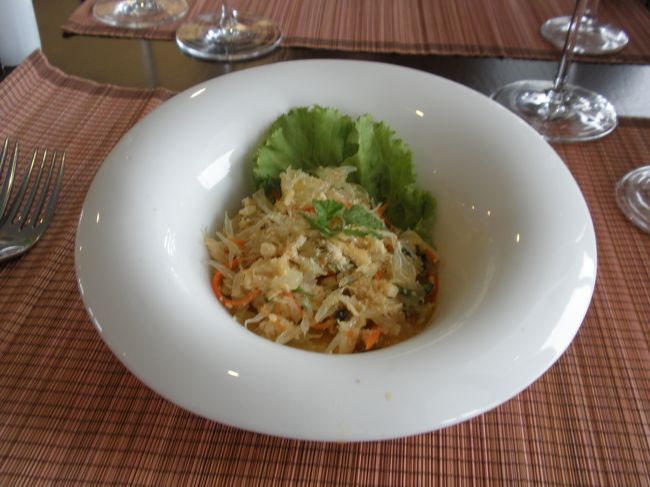 ランチが始まります。<br /><br />ザボンのサラダ<br /><br />ザボンの酸味がさわやか