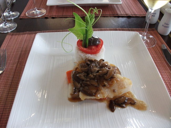 白身魚のキノコソース<br /><br />お醤油ベースで日本人には親しみやすい味