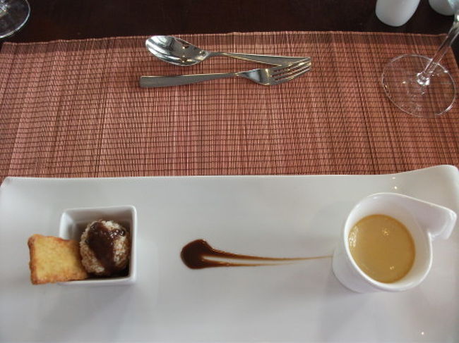 プリンとチョコムース<br /><br />お昼からフルコースでおなかいっぱい！