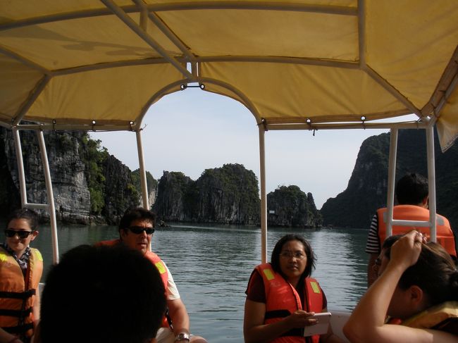 午後からはボートに乗って水上漁村を見学に行きます。<br /><br />朝は雨でしたが、この時はすっかり晴れて青空が見えます。<br />