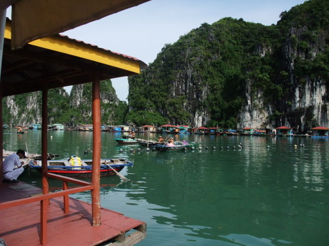 船着場でそれぞれ4人乗りの手漕ぎボートに乗り換えます。<br /><br />