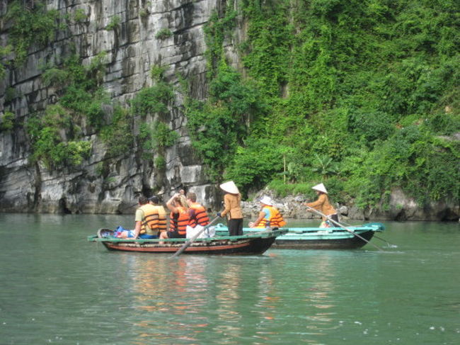 海上とは思えないほどに波が全然ない！<br /><br />聞こえるのは櫂の水音だけ...<br />奇岩が間近に迫り、ゆっくりと時間が流れていきます。