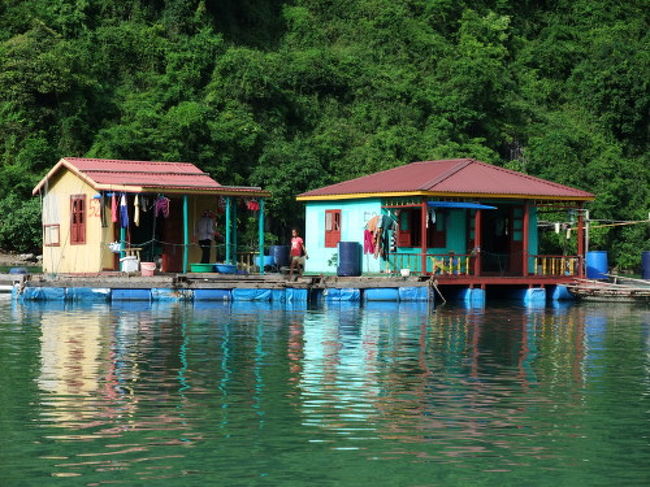 海上生活者の家。<br /><br />300年程前から台風が避けられて波が少ないこの場所に人が集まるようになって漁村ができたという事です。<br />現在約80人が生活しているそうです。