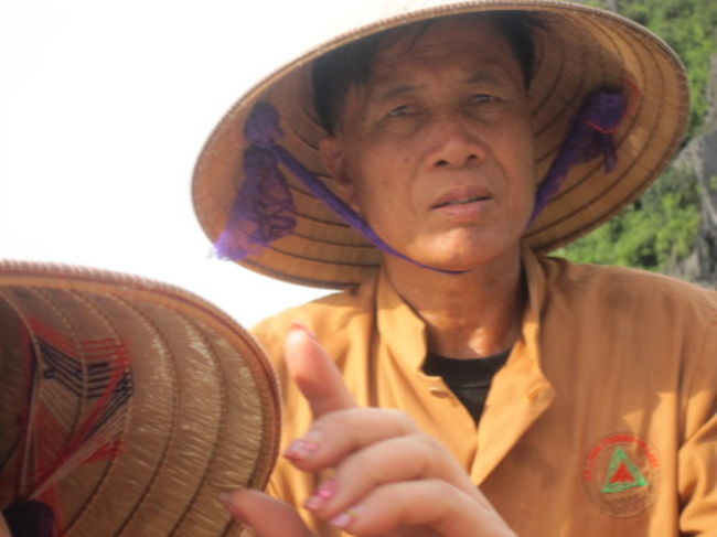 私たちの船を漕いでくれた「おじさん」。<br />他の船の漕ぎ手はみんな若いおねえさんでした。