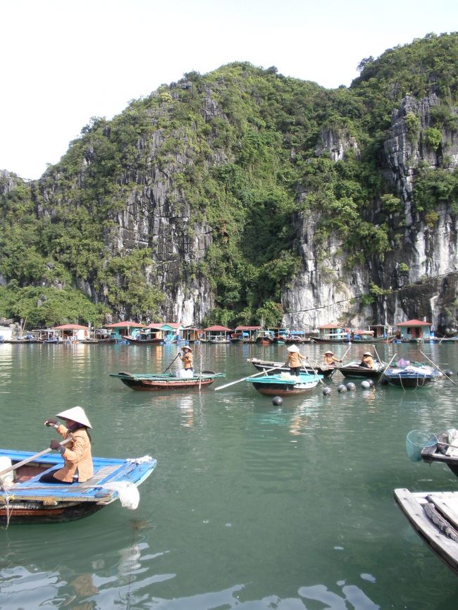 船は岩の間をどんどん進んでいきます。<br /><br />どの方向を向いても素晴らしい景色が続きます。
