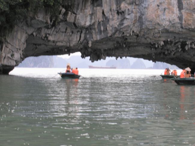 岩の穴に入っていきます。<br />私たちの「おじさん」が、たまたま漕ぎ手のリーダーだったらしく私たちのおボートだけ穴の真下まで行ってくれました！<br />またまたラッキー！<br /><br />波の浸食で削れた岩が頭の近くまで迫って迫力満点。