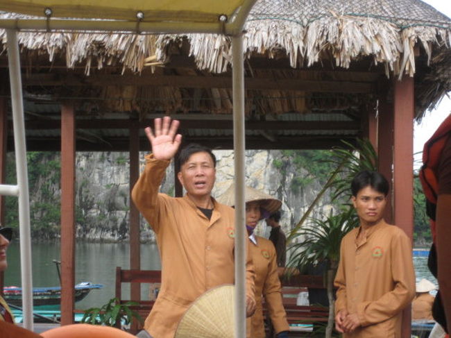 「おじさん」にさよならしてアウコー号に戻ります。<br /><br />日差しが強いからと傘帽子を貸してくれたり、４人の写真を取ってくれたり、岩の穴の下まで行ってくれたりと本当にありがとう！<br /><br />うれしかったのでチップを奮発しました〜