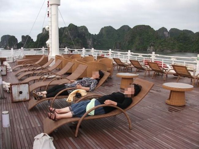 アウコー号はバイトゥロン公園内をクルーズしながらコンド（Cong Do）へ向け出航します。<br /><br />デッキにてしばしリラックス。<br />船が進むごとに景色がさまざまに変わり飽きることがありません。