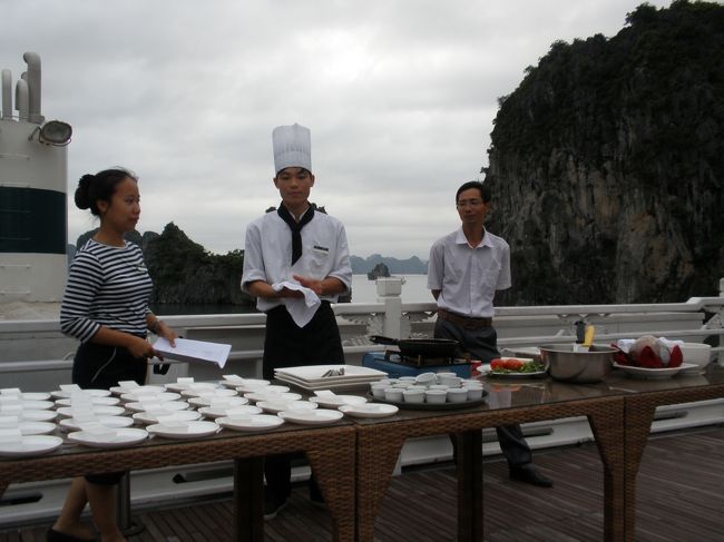 ディナー前にデッキで揚げ春巻き作りのレッスンがありました。