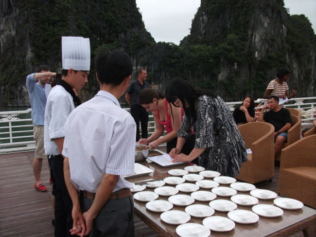 コメ粉で作られたパリパリの皮に春雨のあんを包み込むのが案外難しい。<br />きっちり包もうときつく巻いたら破れてしまいました〜