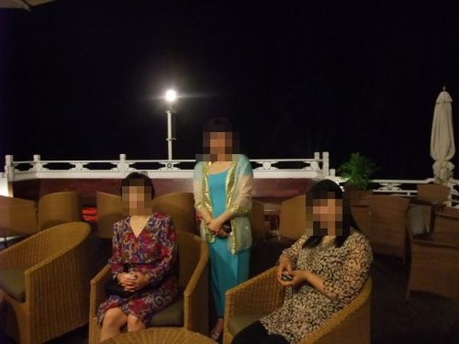 日がすっかり暮れて、みんな少しおめかししてディナーにのぞみます。