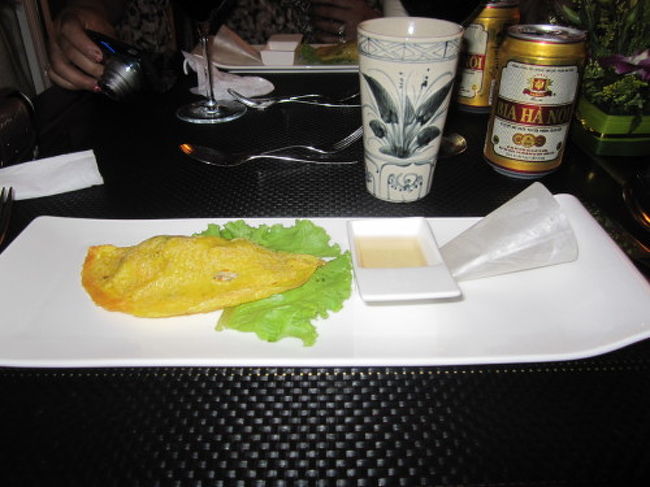 バインセオ<br /><br />昨日ハノイで食べた物と違って皮がしっとり。<br />やっぱりパリパリの羽がついた昨日の方が美味しかったかな...