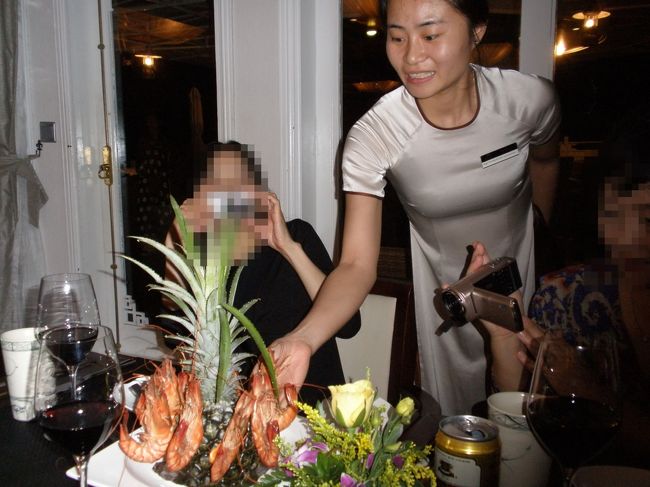 <br />レストランの照明が落ちて、ロウソクでライトアップされた蒸しエビが登場します。<br /><br />クルーのアオザイも素敵！