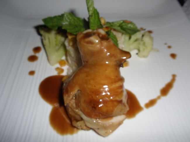 メインはチキンです。<br />中につくねの様な詰め物が入ってます。