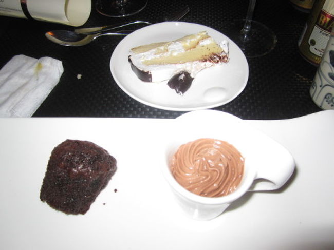 デザートはチョコレートづくし<br /><br />チョコレートケーキにチョコレートムース