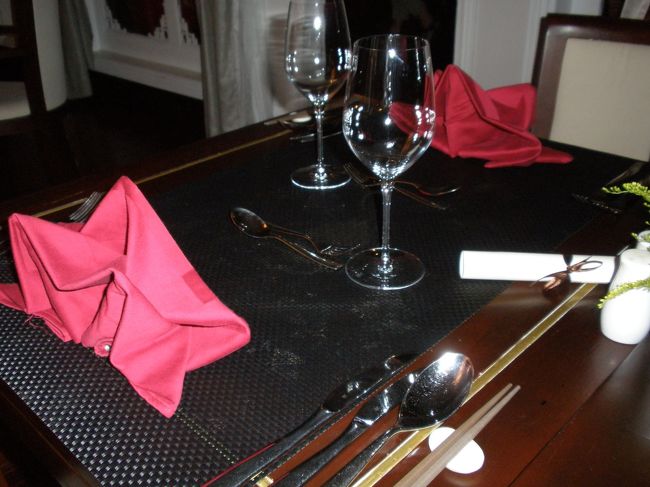 ディナーのテーブルセッティング。<br />赤が効いてますね。