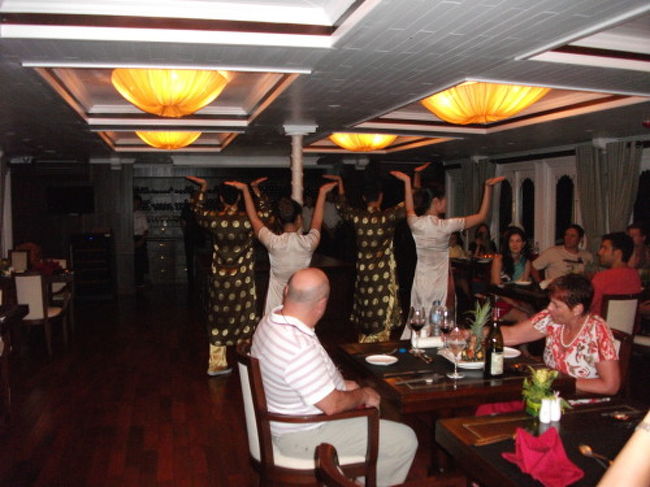 ディナーの途中でクルーのダンスがありました。<br /><br />決してうまいとは言えませんが、乗客を楽しませようと一生懸命踊ってくれました。