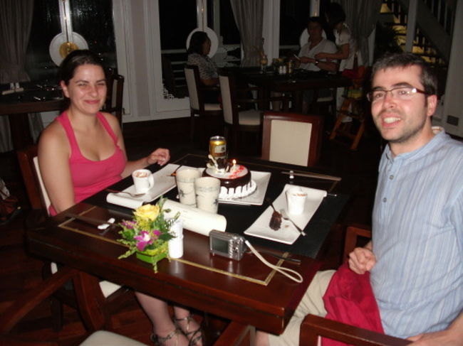 ハネムーンで来ていたスペイン人カップル。<br />クルーからケーキのプレゼントがありました。<br /><br />あとでみんなにおすそ分けしてもらいました。