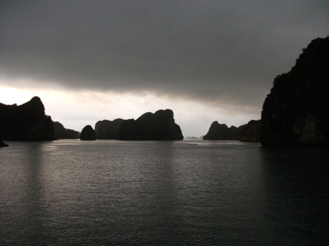 アウコー号２日目<br /><br />昨夜からすごい雷とスコール！<br />今朝になって雨も小ぶりになり向こう側が明るくなってきました。